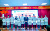Ông Takuya Sahashi - Phó Chủ tịch Công ty Mitsubishi Corporation Việt Nam trao học bổng cho các sinh viên