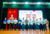 PGS.TS Nguyễn Xuân Bái - Phó Hiệu trưởng, Giám đốc Bệnh viện Trường trao giấy chứng nhận cho các đơn vị tham gia chương trình
