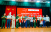 Đồng chí Đỗ Như Lâm - Tỉnh uỷ viên, Giám đốc Sở Thông tin & Truyền thông tỉnh Thái Bình tặng hoa Ban tổ chức và đại điện các đơn vị đồng hành cùng chương trình “Trái tim cho em”