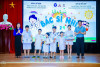 Đồng chí Vũ Thị Hoàng Anh; ThS Phạm Tuấn Đạt trao quà cho các bé tham dự chương trình
