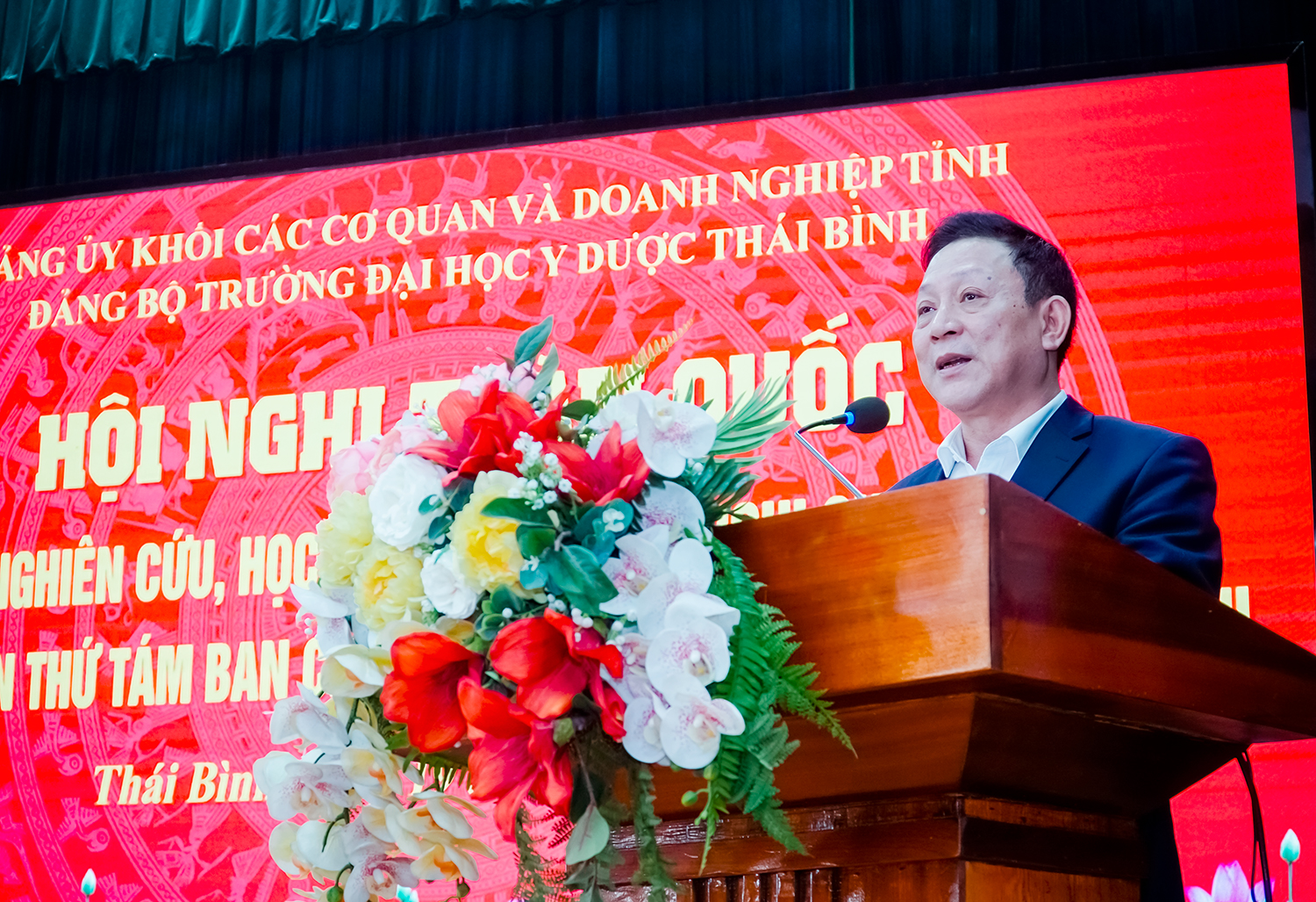 Đồng chí Nguyễn Quốc Tiến - Bí thư Đảng ủy Nhà trường phát biểu chỉ đạo tại Hội nghị