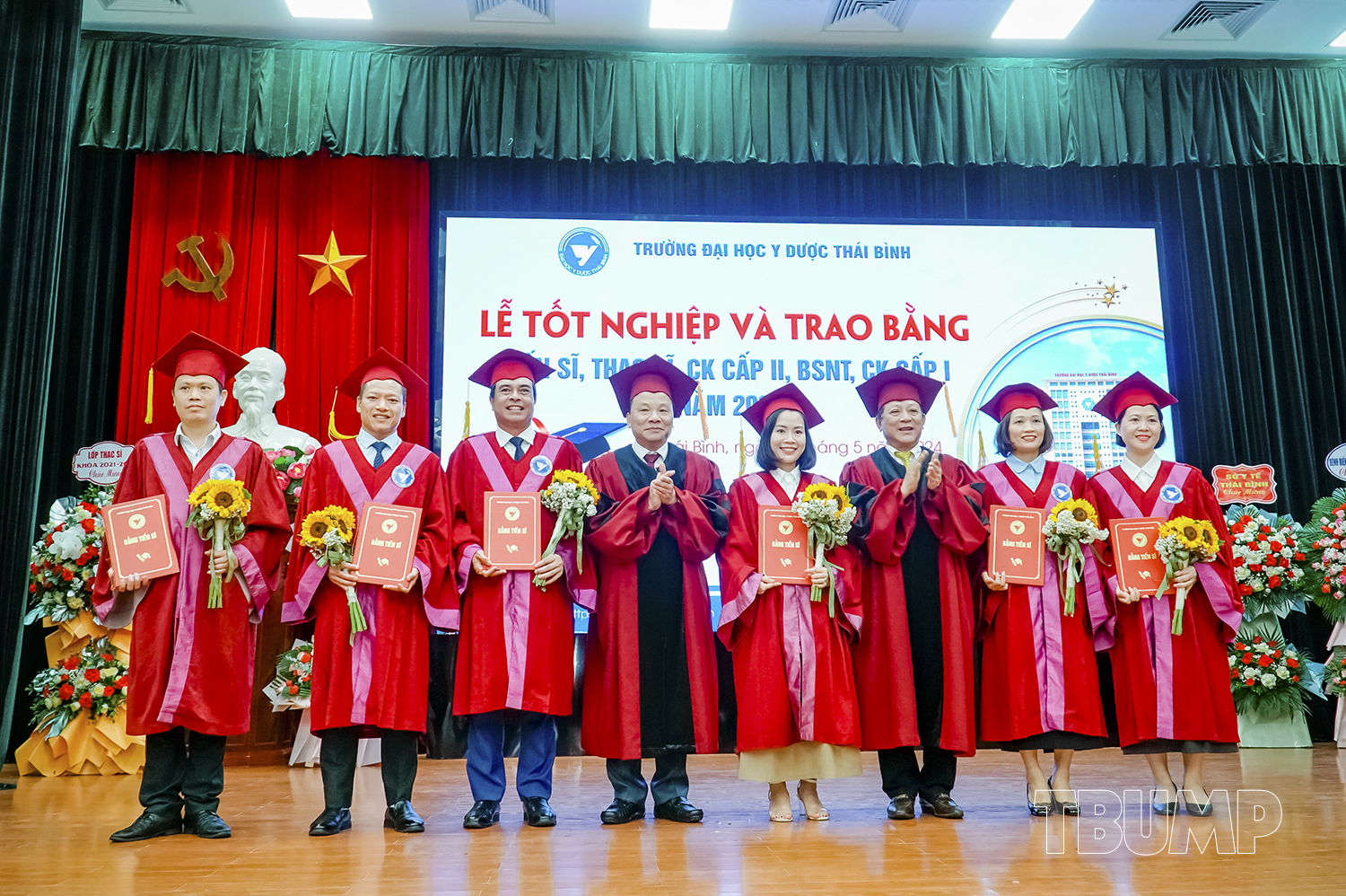 PGS.TS Nguyễn Quốc Tiến, PGS.TS Nguyễn Duy Cường trao bằng tốt nghiệp cho các tân Tiến sĩ