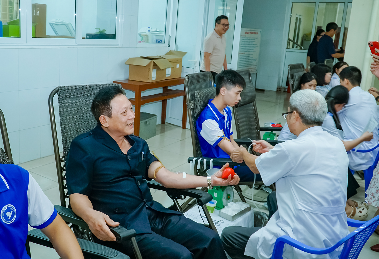 PGS.TS Nguyễn Quốc Tiến - Bí thư Đảng ủy, Chủ tịch Hội đồng trường hiến máu tình nguyện hưởng ứng Chương trình
