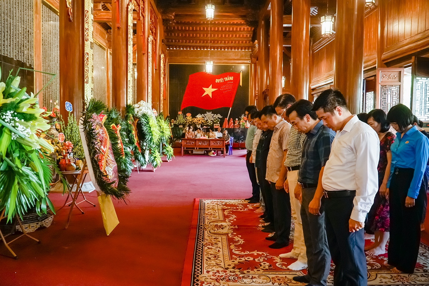 Đoàn cán bộ Nhà trường dâng hương tại Đền thờ Liệt sỹ tỉnh Thái Bình