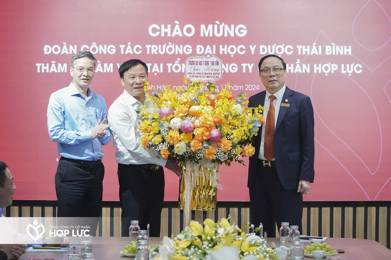 Lãnh đạo Trường Đại học Y Dược Thái Bình chúc mừng GS.Viện sĩ danh dự Nguyễn Văn Đệ