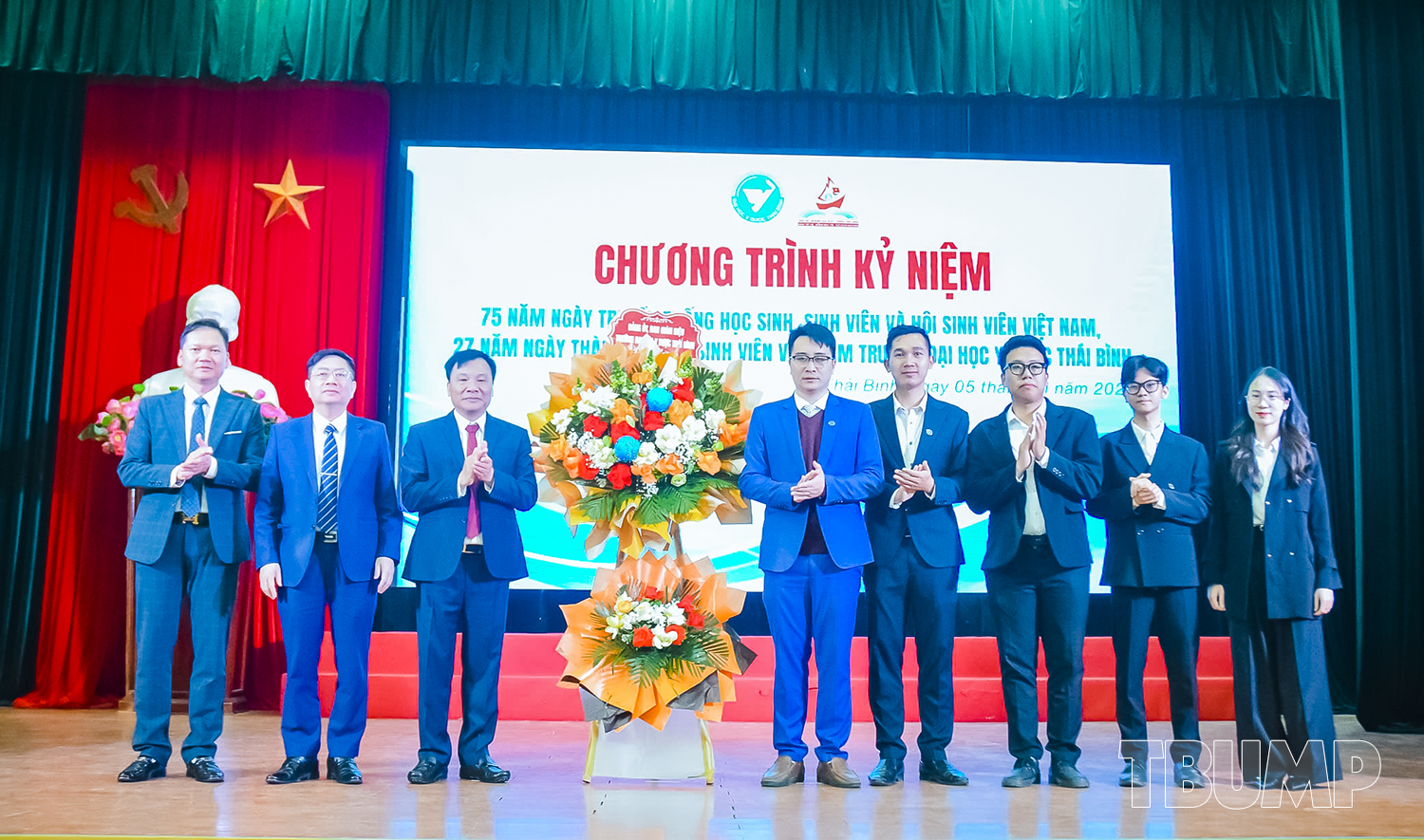 Lãnh đạo Nhà trường chúc mừng Ban Chấp hành Hội sinh viên