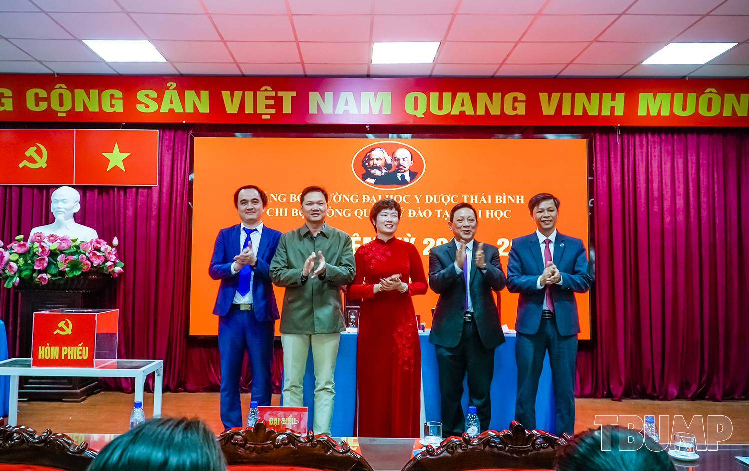 Đại diện Đảng ủy Nhà trường chúc mừng Ban chi ủy chi bộ phòng QLĐT Đại học, nhiệm kỳ 2025 - 2027