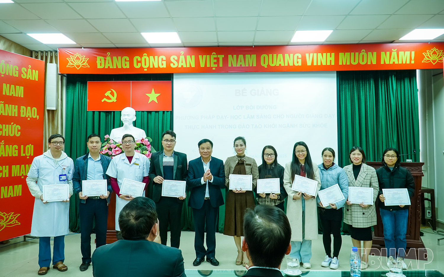 PGS.TS Nguyễn Duy Cường - Hiệu trưởng Nhà trường trao chứng chỉ cho các học viên