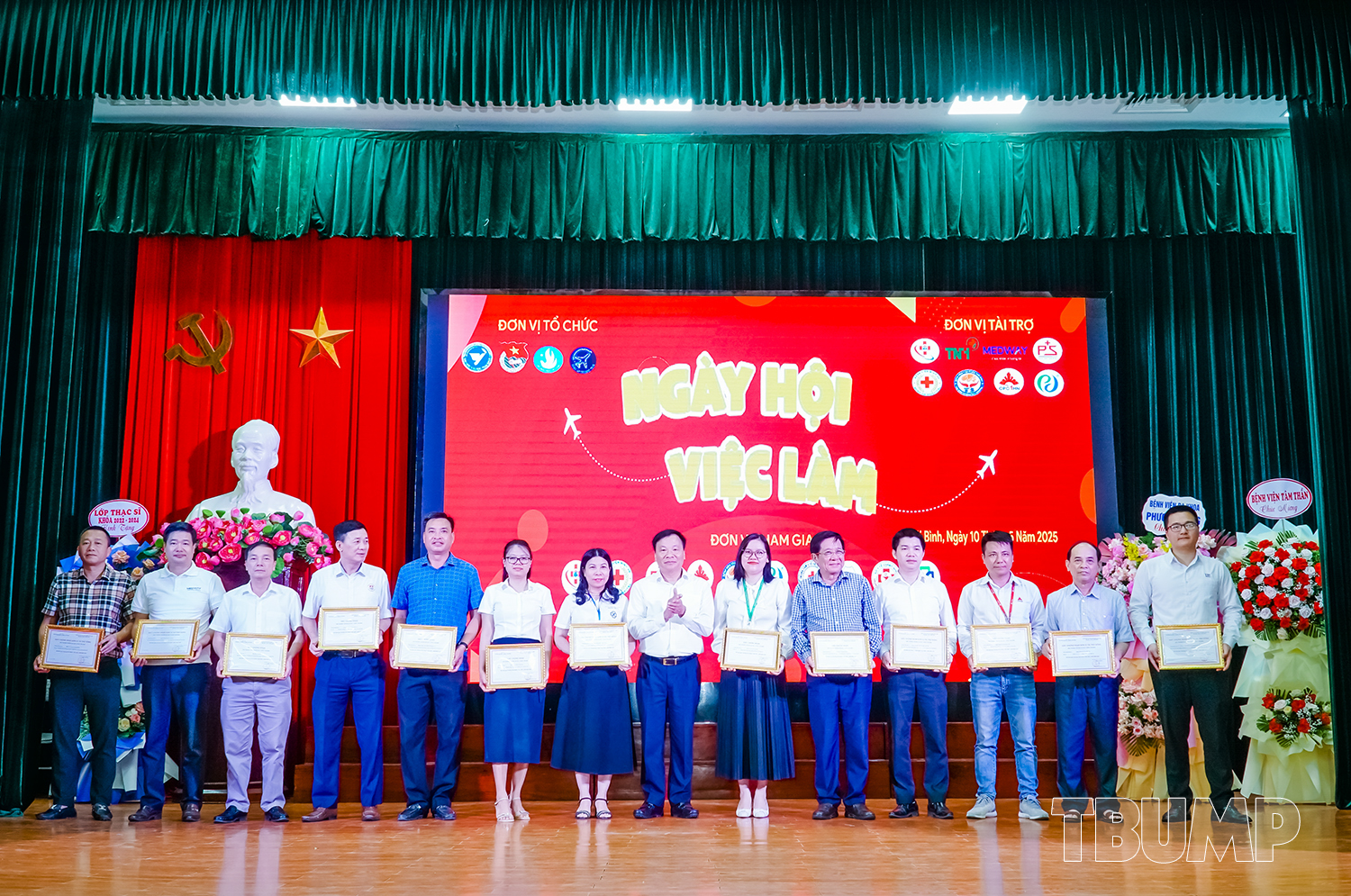 Lãnh đạo Trường trao giấy chứng nhận cho các đơn vị tham dự chương trình Ngày hội việc làm năm 2025