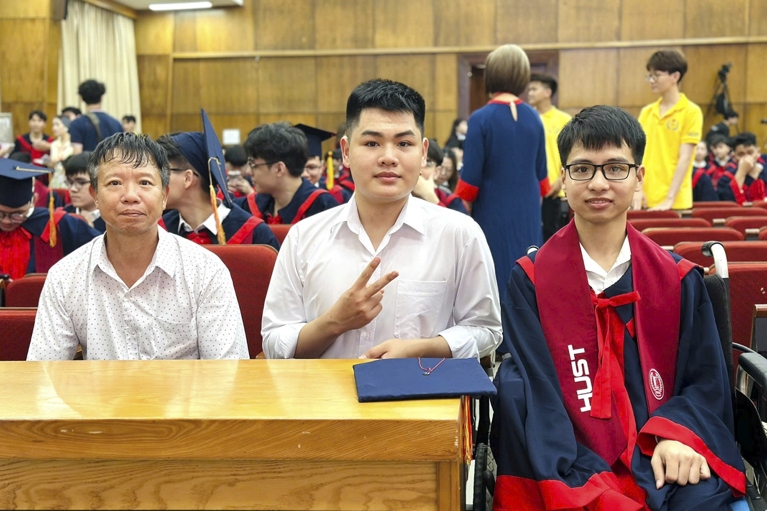 Tất Minh, Văn Hiếu và bố của Minh trong lễ tốt nghiệp (Ảnh: Thúy Nga)