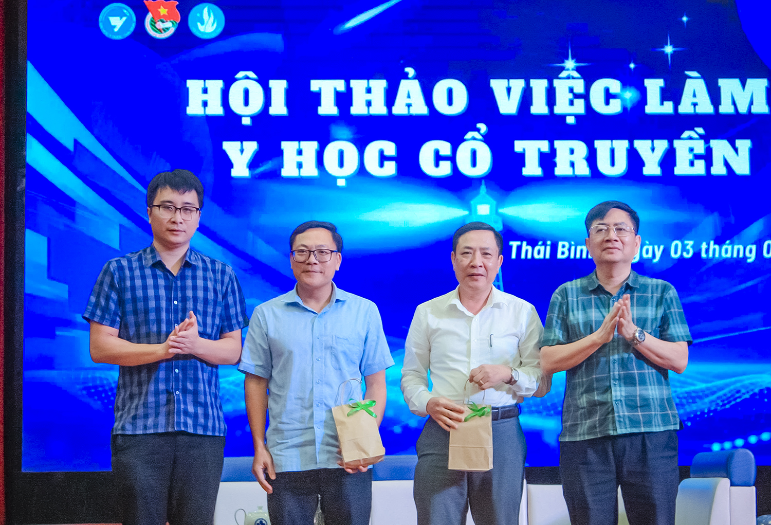 PGS.TS Nguyễn Thanh Bình; ThS.BSNT Phạm Tuấn Đạt chúc mừng các diễn giả tham dự Hội thảo