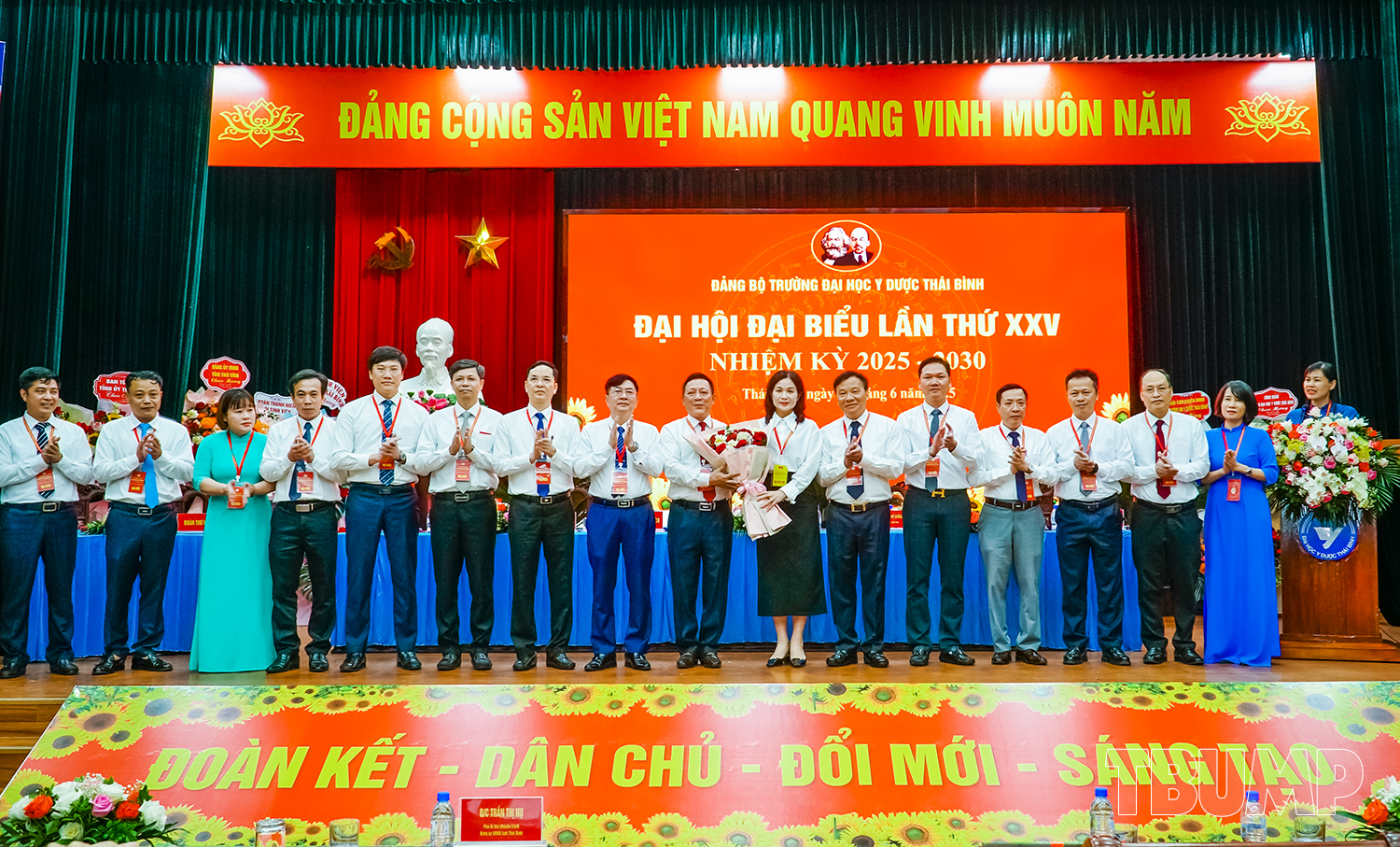 Đồng chí Trần Thị Nụ - Phó Bí thư chuyên trách Đảng ủy UBND tỉnh chúc mừng Ban Chấp hành Đảng ủy Nhà trường khóa XXV, nhiệm kỳ 2025 - 2030