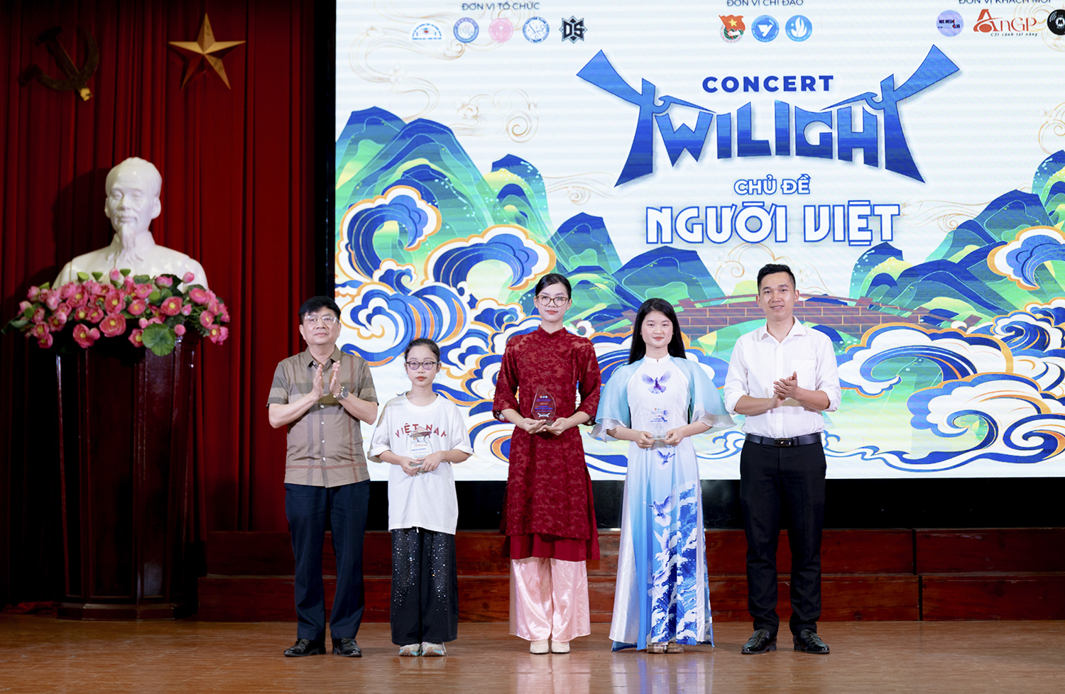 TTND.PGS.TS Nguyễn Thanh Bình - Phó Chủ tịch Hội đồng trường, Phó Hiệu trưởng; đ/c Đoàn Văn Ánh - Phó Bí thư Đoàn thanh niên, Phó Chủ tịch Hội sinh viên trao trao Kỷ niệm chương cho các đơn vị khách mời chương trình
