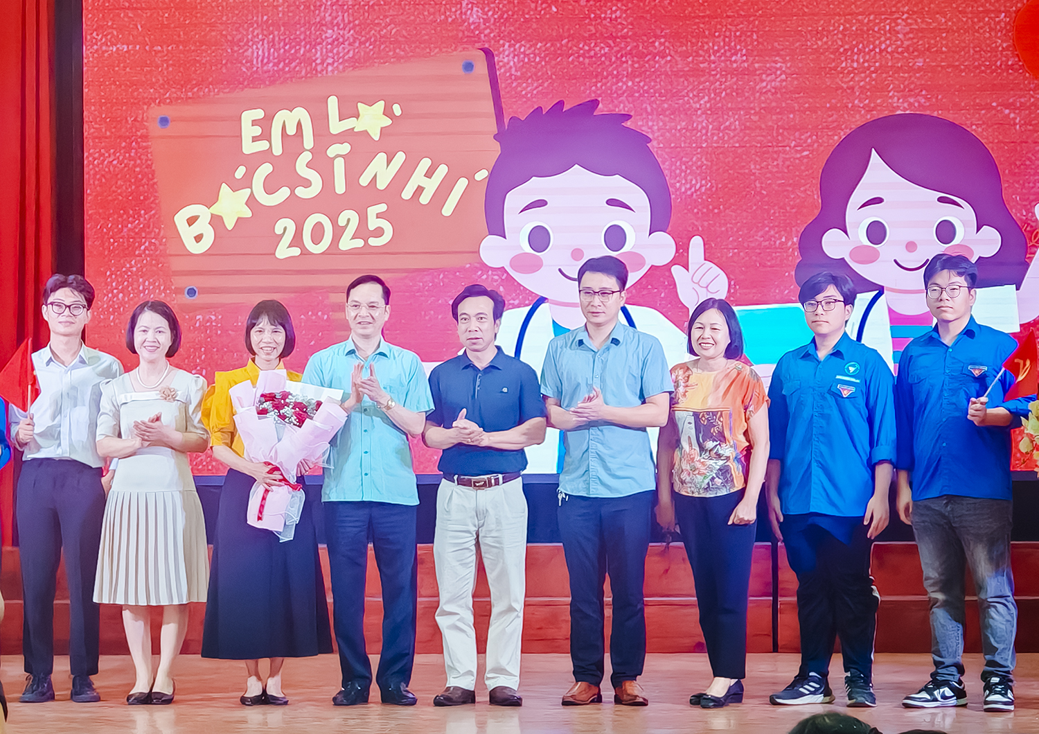 PGS.TS Nguyễn Xuân Bái - Phó Hiệu trưởng, Giám đốc Bệnh viện Đại học Y Thái Bình chúc mừng chương trình