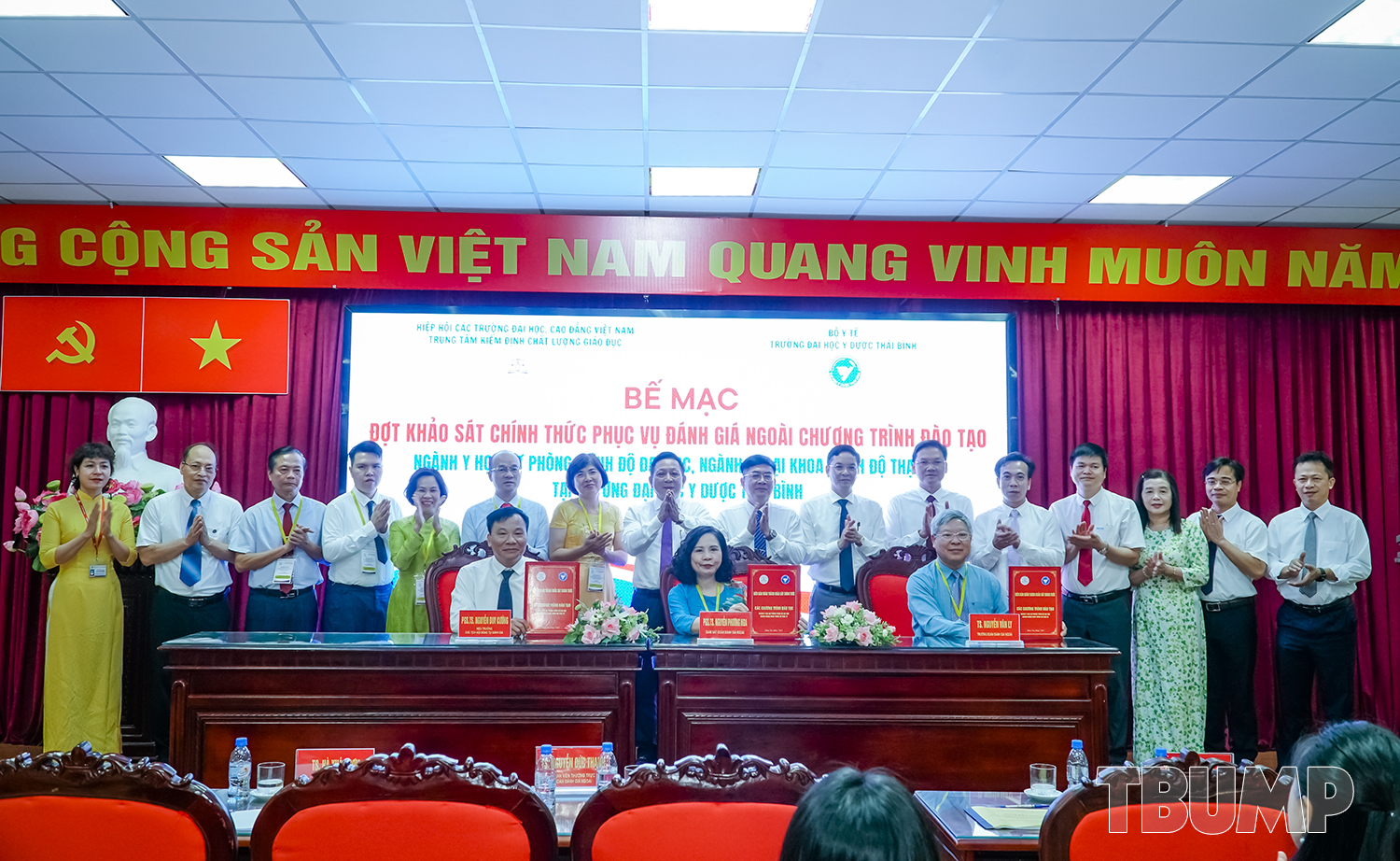 Ký kết Biên bản hoàn thành đợt khảo sát chính thức chương trình đào tạo ngành Y học dự phòng trình độ đại học và ngành Ngoại khoa trình độ thạc sĩ