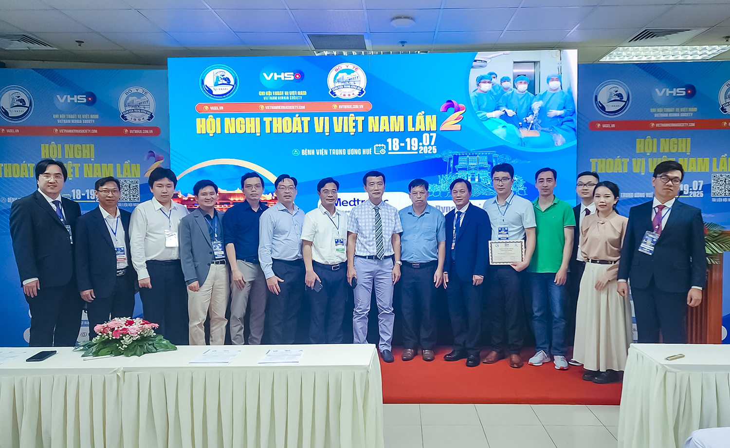 Bộ môn Ngoại - Trường Đại học Y Dược Thái Bình cùng các đại biểu tại hội nghị
