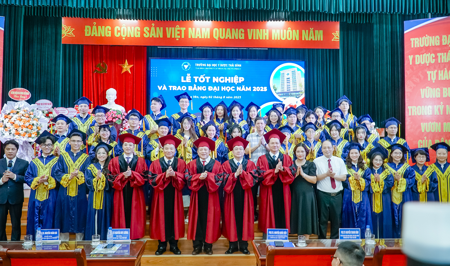 Đại diện lãnh đạo, CBVC, giảng viên Nhà trường cùng các đại biểu chúc mừng các tân bác sĩ, dược sĩ, cử nhân tốt nghiệp năm 2025