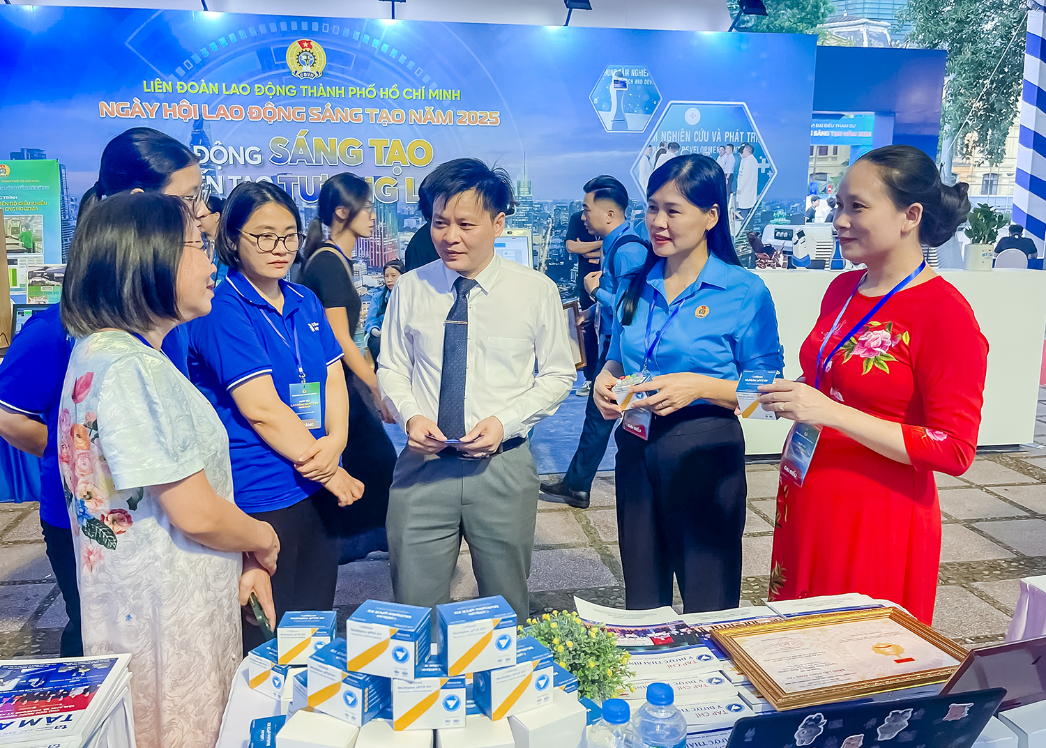 Nhóm tác giả giới thiệu về sản phẩm tại gian hàng trưng bày Ngày hội Lao động sáng tạo năm 2025