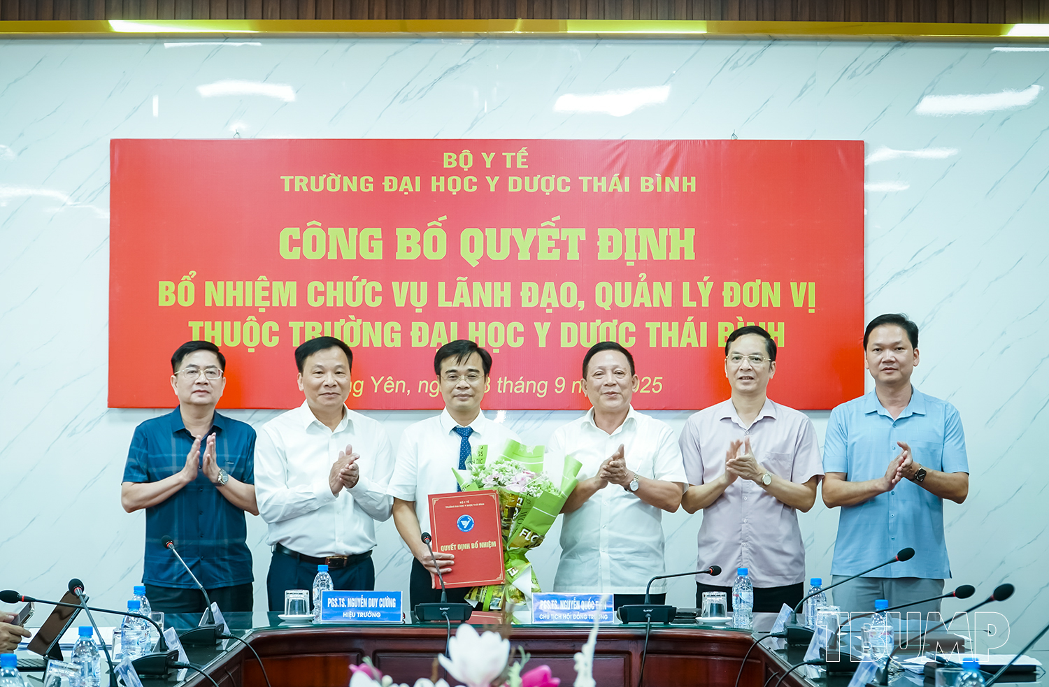 Lãnh đạo Trường trao Quyết đinh bổ nhiệm và tặng hoa chúc mừng TS Phan Văn Cương (tháng 9/2025)