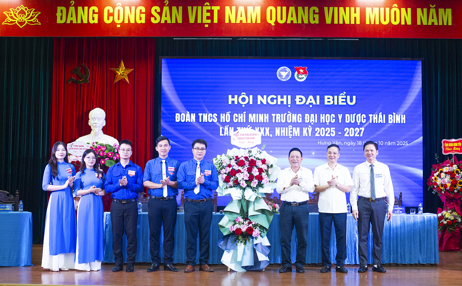 Đại diện lãnh đạo Đảng ủy, Hội đồng trường, Ban Giám hiệu Nhà trường chúc mừng Hội nghị