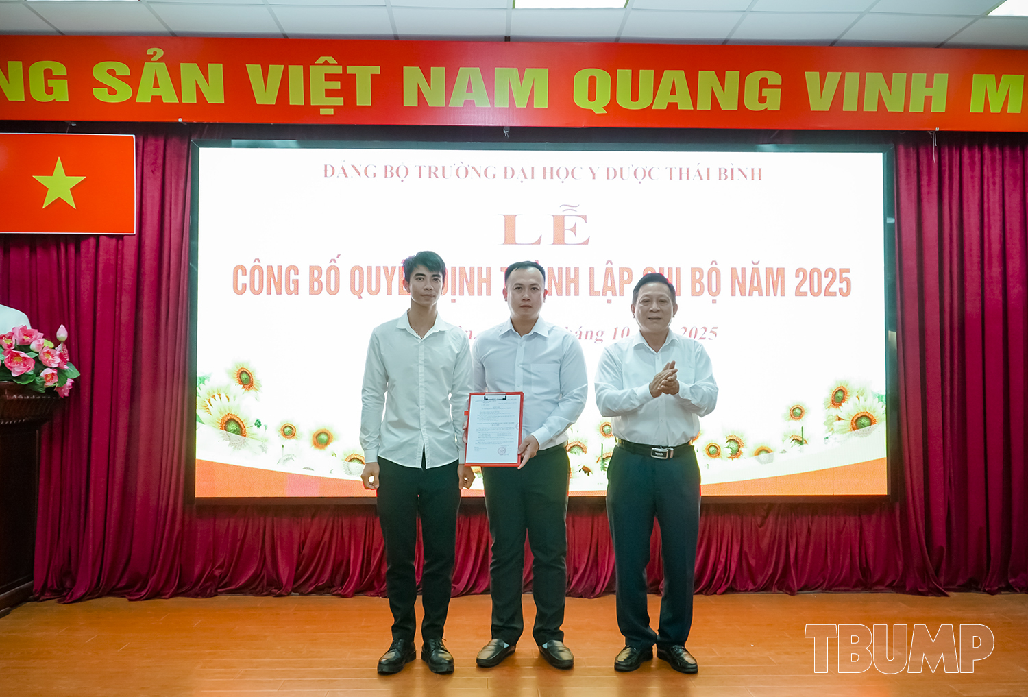 Đồng chí Nguyễn Quốc Tiến - Bí thư Đảng ủy Nhà trường trao Quyết định thành lập chi bộ Y K55