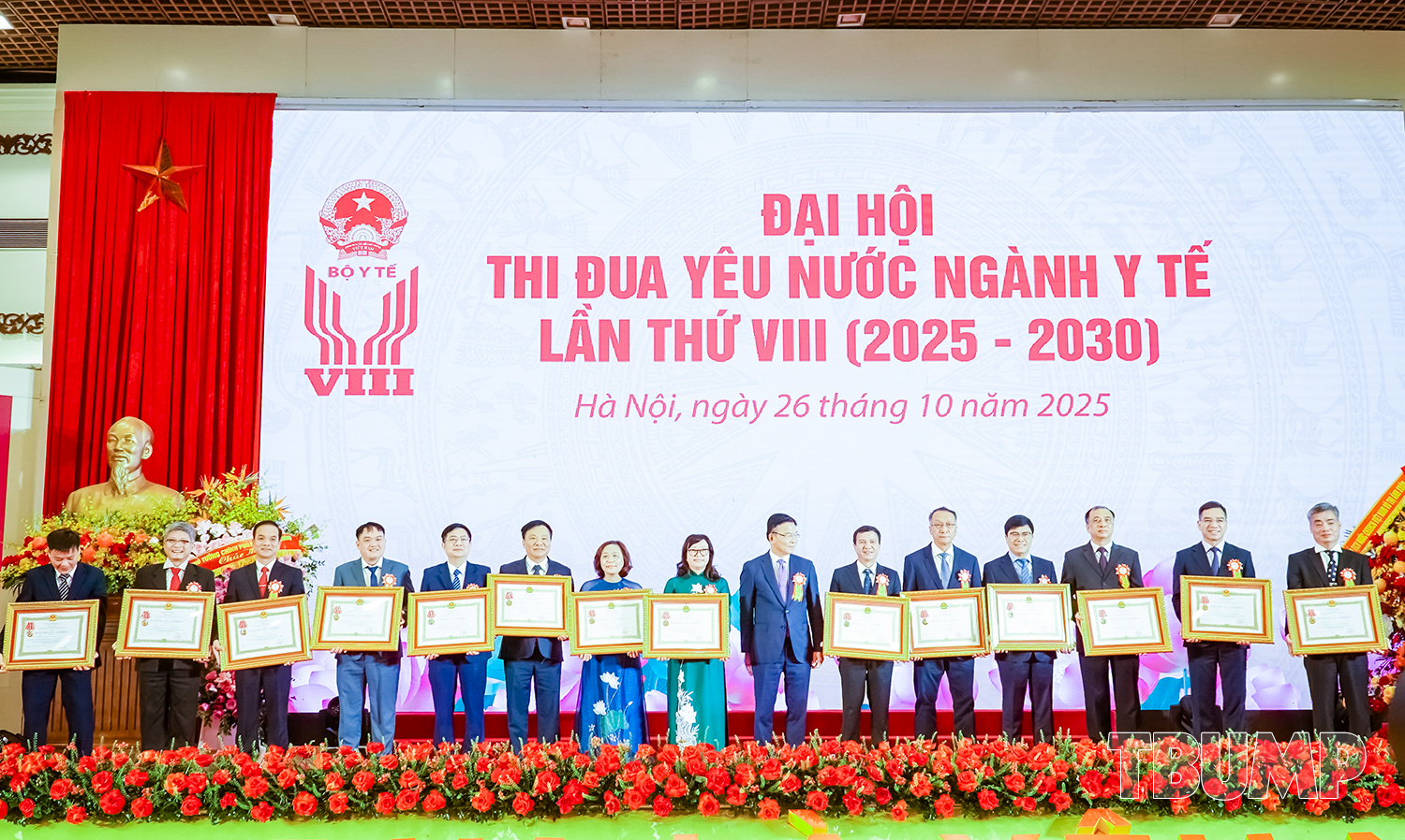 Đồng chí Lê Thành Long - Ủy viên Trung ương Đảng, Phó Thủ tướng Chính phủ trao tặng Huân chương Lao động cho các tập thể, cá nhân có thành tích đặc biệt xuất sắc trong công tác, góp phần vào sự nghiệp xây dựng và bảo vệ Tổ quốc