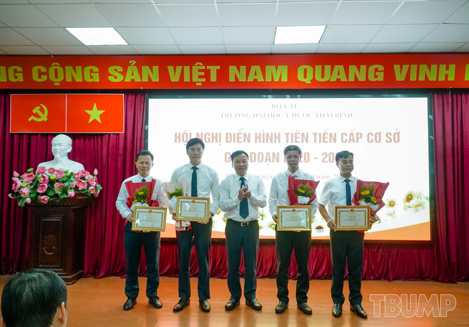 PGS.TS Nguyễn Duy Cường -  Hiệu trưởng Nhà trường trao Giấy chứng nhận Danh hiệu điển hình tiên tiến cấp cơ sở cho các tập thể