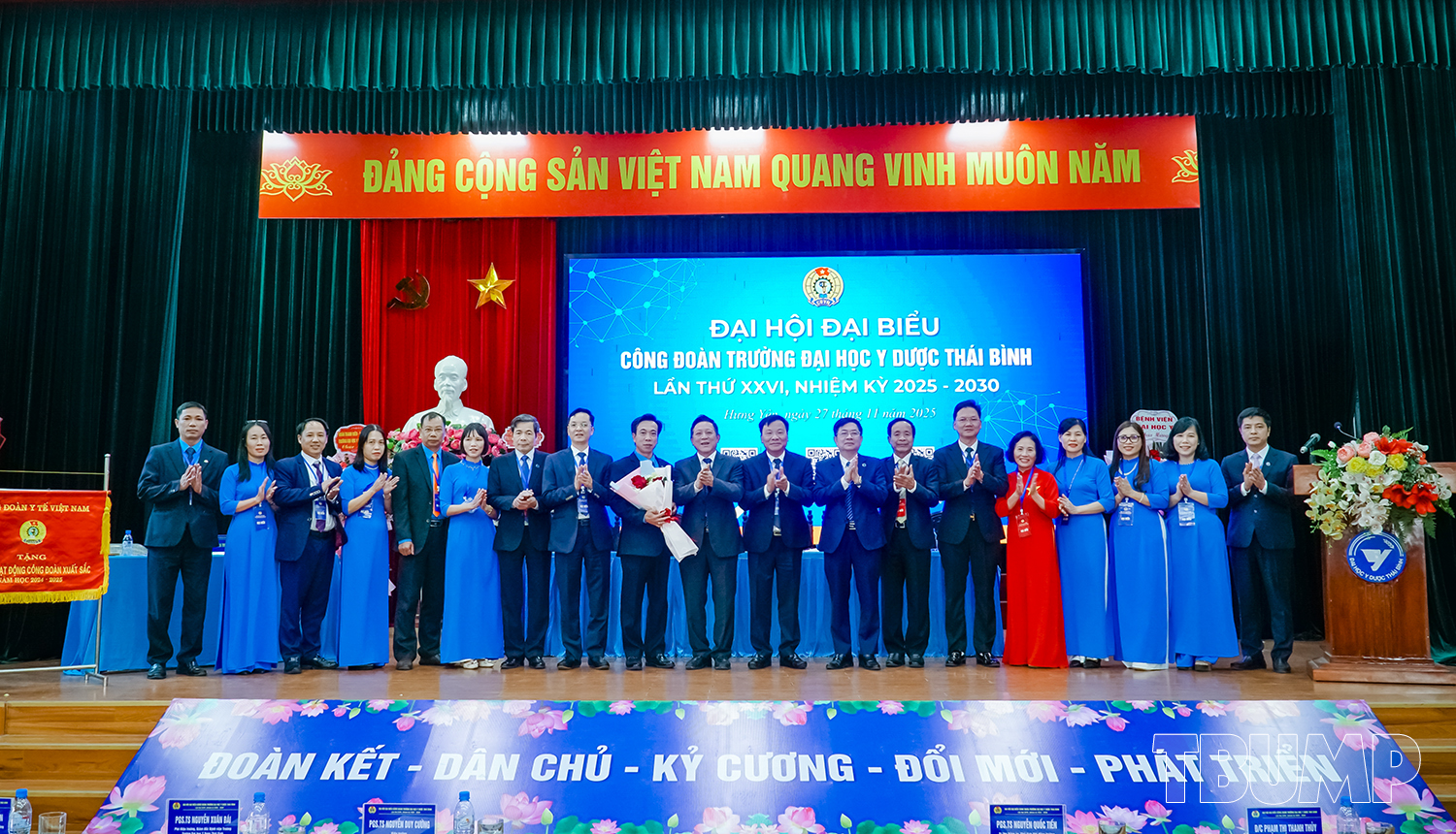 Các đồng chí lãnh đạo, nguyên lãnh đạo, nguyên Chủ tịch Công đoàn Trường qua các thời kỳ chúc mừng BCH Công đoàn Trường khóa XXVI, nhiệm kỳ 2025-2030 (Ảnh: phòng Hành chính & CTCT)