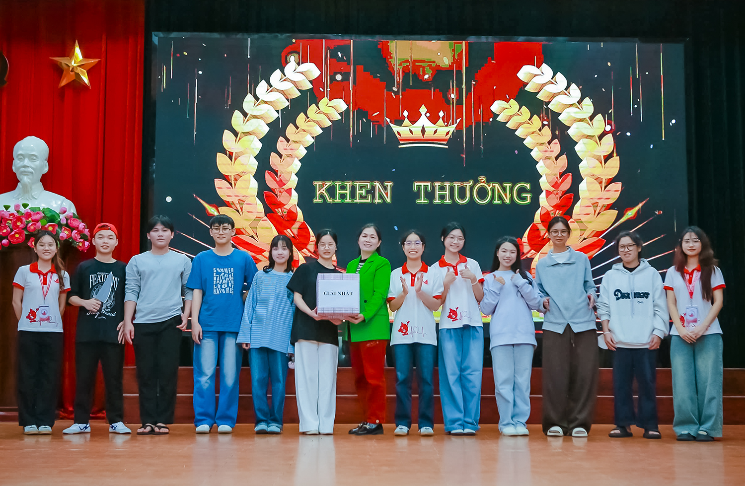 BSCKII Lê Thị Hồng Thúy - Phó trưởng PT Bộ môn Huyết học & Truyền máu trao giải Nhất tại chương trình