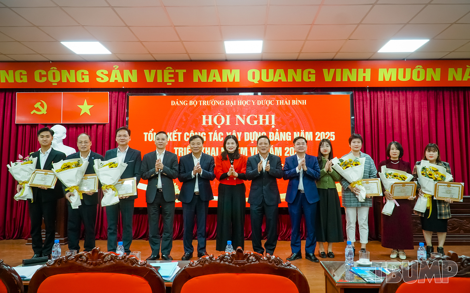 Đại diện lãnh đạo Đảng bộ UBND tỉnh, cùng Đảng ủy Nhà trường chúc mừng các chị bộ đạt “Hoàn thành xuất sắc nhiệm vụ” năm 2025