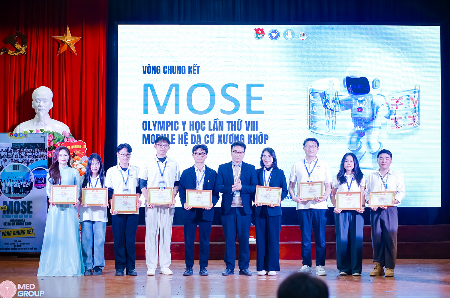 ThS.BSNT Phạm Tuấn Đạt - Bí thư Đoàn thanh niên, Chủ tịch Hội sinh viên trao Giấy khen cho CLB và các cá nhân