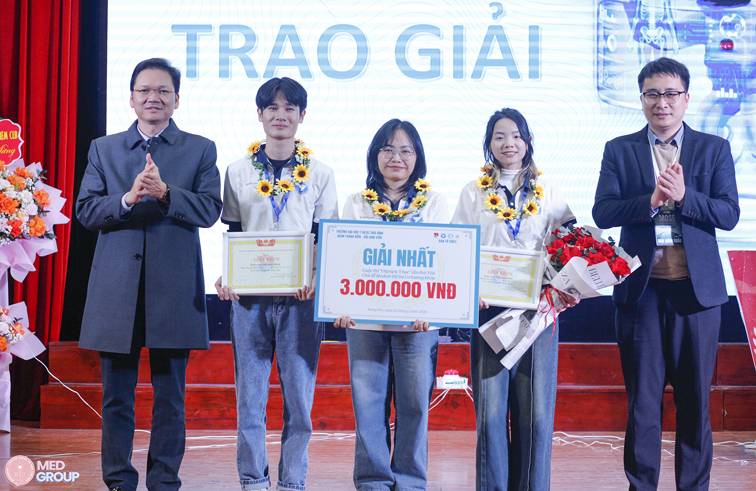 TS Nguyễn Thế Điệp và ThS.BSNT Phạm Tuấn Đạt trao giải Nhất cho đội CALCIUM