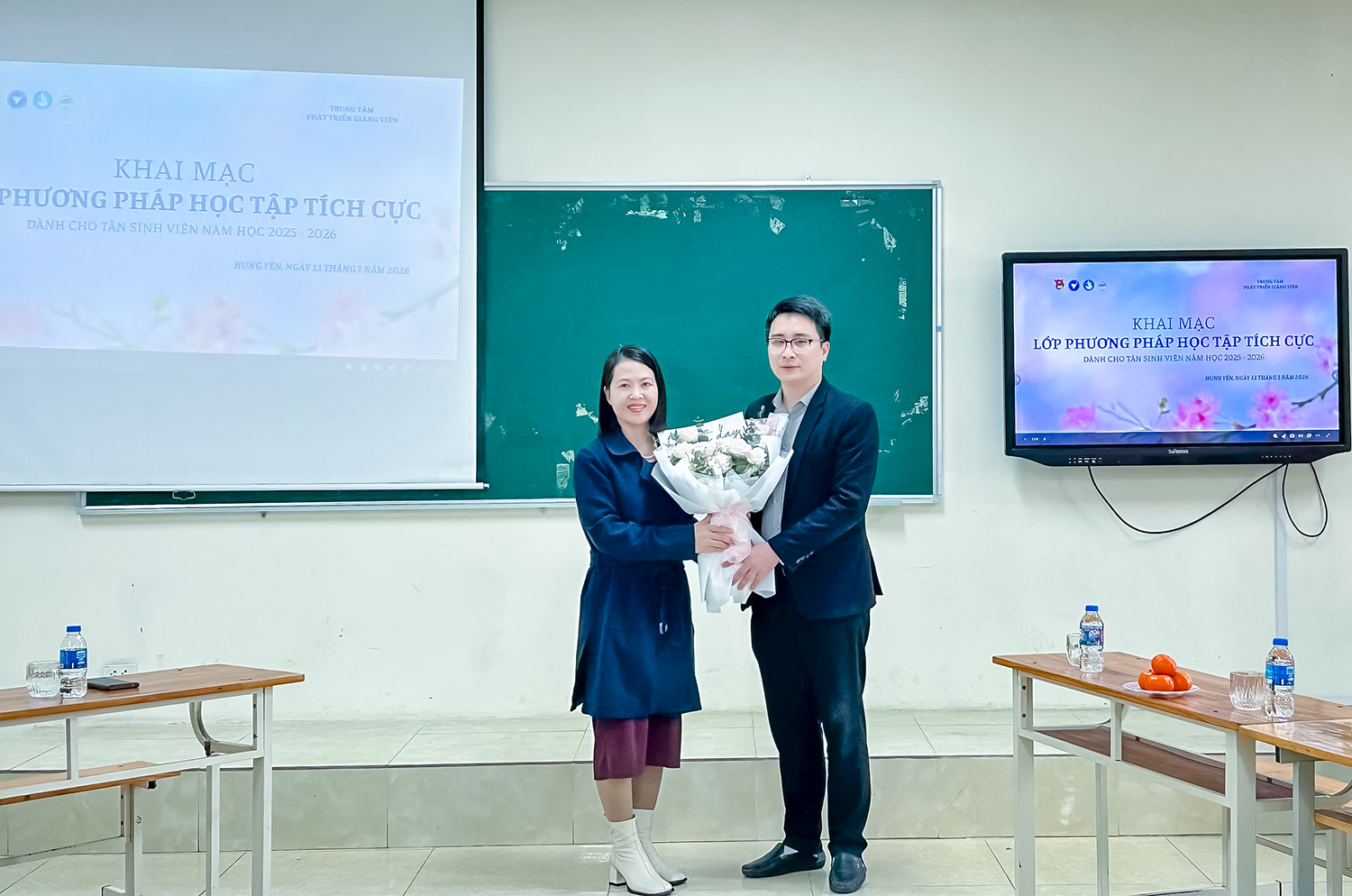 ThS. BSNT Phạm Tuấn Đạt - Bí thư Đoàn thanh niên, Chủ tịch Hội sinh chúc mừng lãnh đạo, các thầy cô Trung tâm Phát triển giảng viên