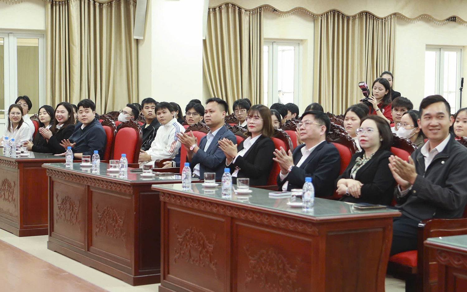 Trao quà cho sinh viên có hoàn cảnh khó khăn nhân dịp Tết Nguyên đán Bính Ngọ 2026