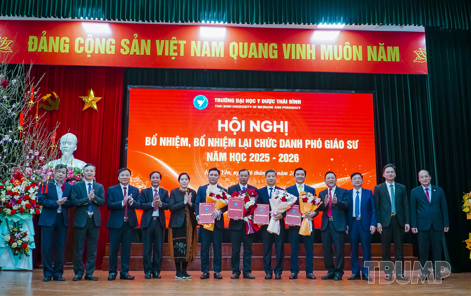 Đại diện Hội đồng Giáo sư cơ sở Nhà trường chúc mừng các tân Phó Giáo sư