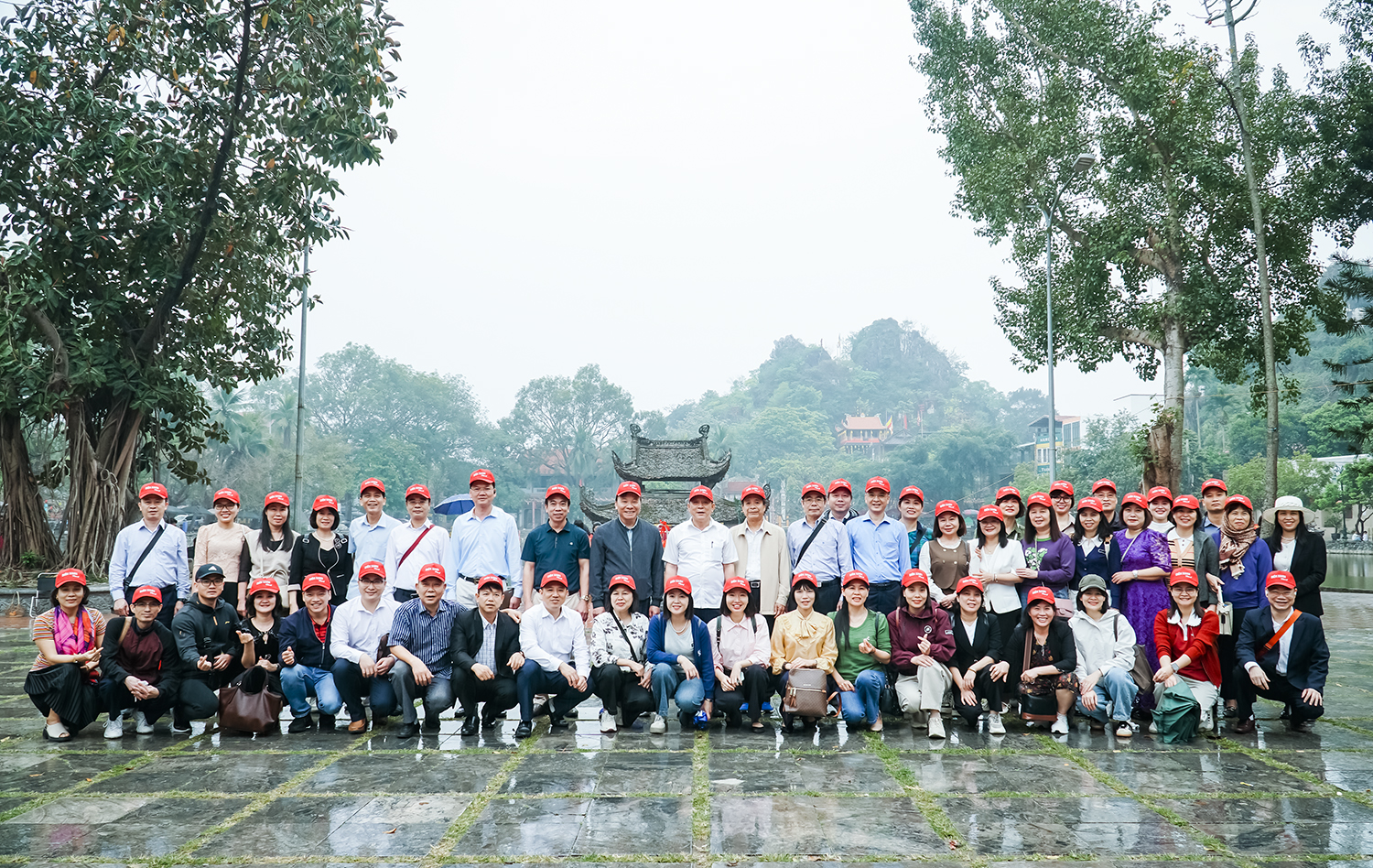 Đoàn CBVC, người lao động Nhà trường dâng hương, tham quan Khu di tích lịch sử Chùa Thầy