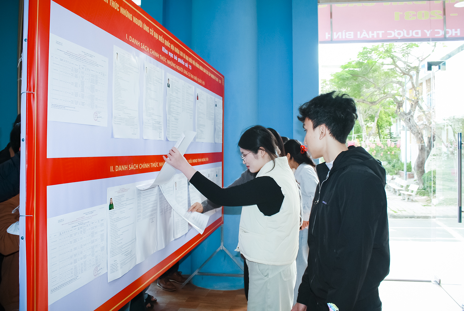 Cử tri tìm hiểu thông tin ứng cử viên đại biểu Quốc hội khóa XVI và đại biểu HĐND tỉnh tại Khu vực bỏ phiếu số 15 - Trường Đại học Y Dược Thái Bình