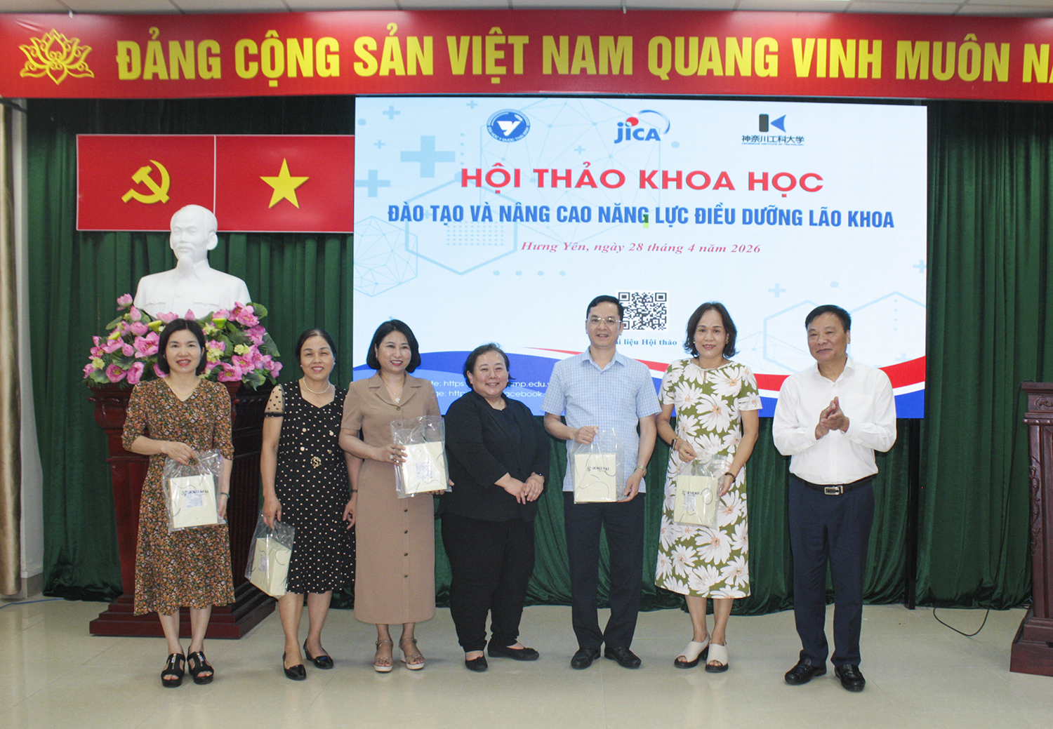 PGS.TS Nguyễn Duy Cường – Hiệu trưởng Nhà trường tặng quà và chúc mừng đại diện các đơn vị tham dự Hội thảo