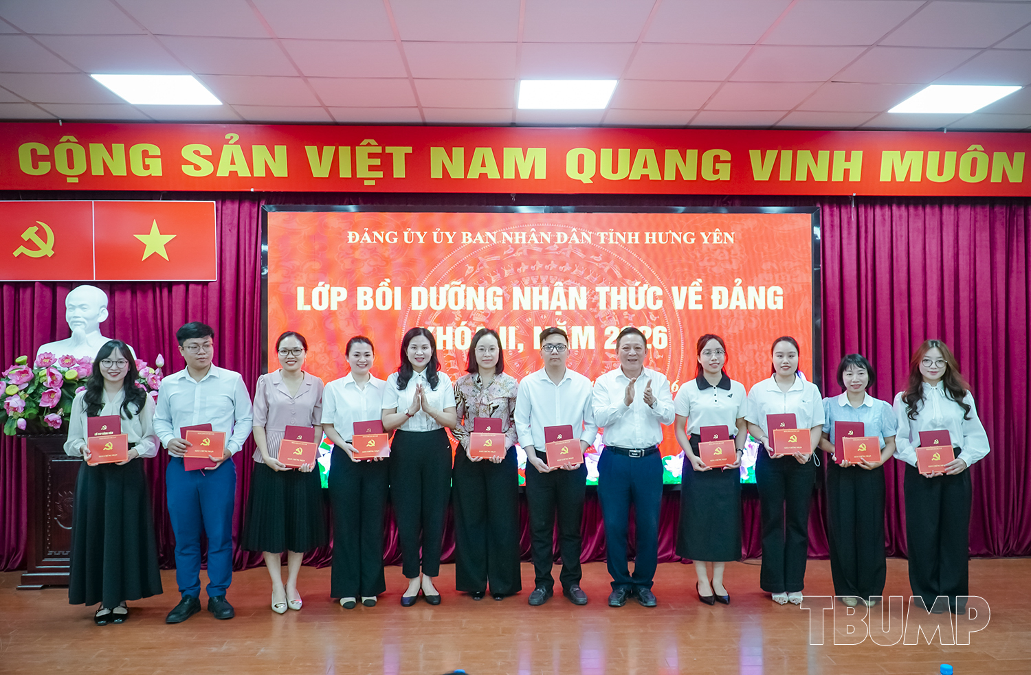 Đồng chí Trần Thị Nụ - Phó Bí thư chuyên trách Đảng ủy UBND tỉnh, đồng chí Nguyễn Quốc Tiến - Bí thư Đảng ủy Nhà trường trao giấy chứng nhận cho các học viên