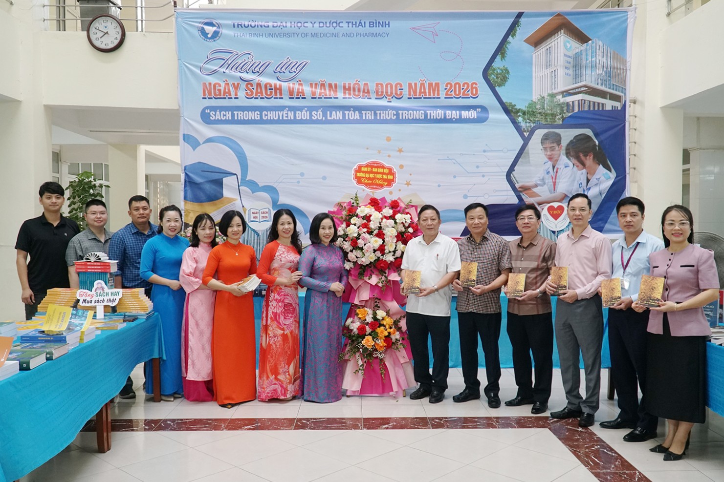 Lãnh đạo Nhà trường chúc mừng Trung tâm Thư viện và Công nghệ thông tin nhân Ngày Sách và Văn hoá đọc năm 2026.