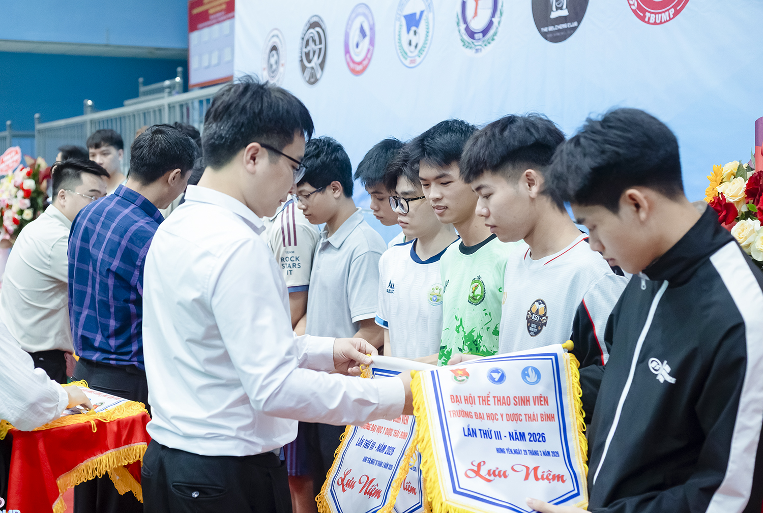 Đại diện Ban tổ chức trao Cờ cho các đội tham dự