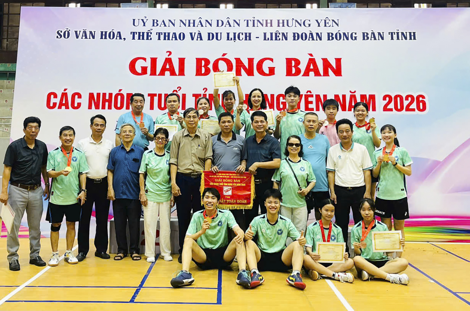 Lãnh đạo Sở VHTT và Du lịch tỉnh Hưng Yên chúc mừng đoàn Thể thao Nhà trường