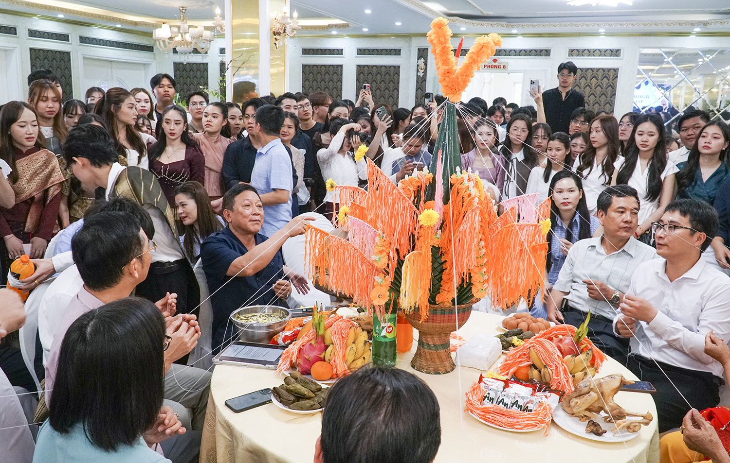 Lưu học sinh Lào vui đón Tết cổ truyền Bun Pi May