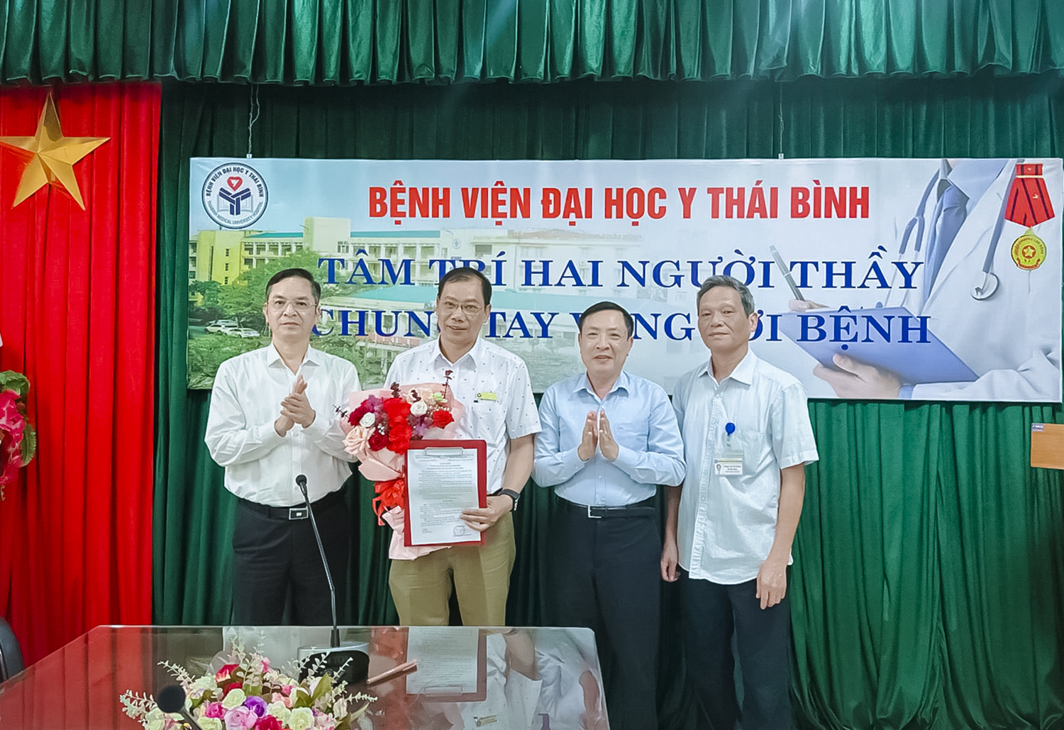 Lãnh đạo Bệnh viện Trường chúc mừng PGS.TS.BS Trần Thái Phúc