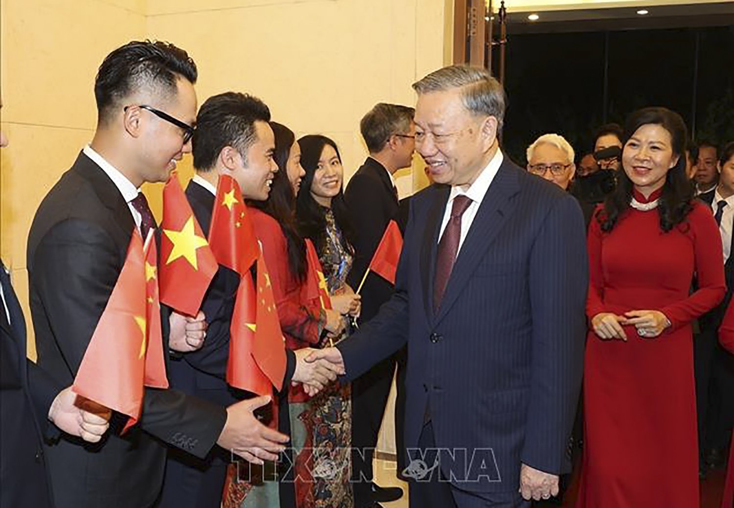 Tổng Bí thư, Chủ tịch nước Tô Lâm và Phu nhân cùng Đoàn đại biểu cấp cao Việt Nam tới thăm Đại sứ quán Việt Nam tại Bắc Kinh