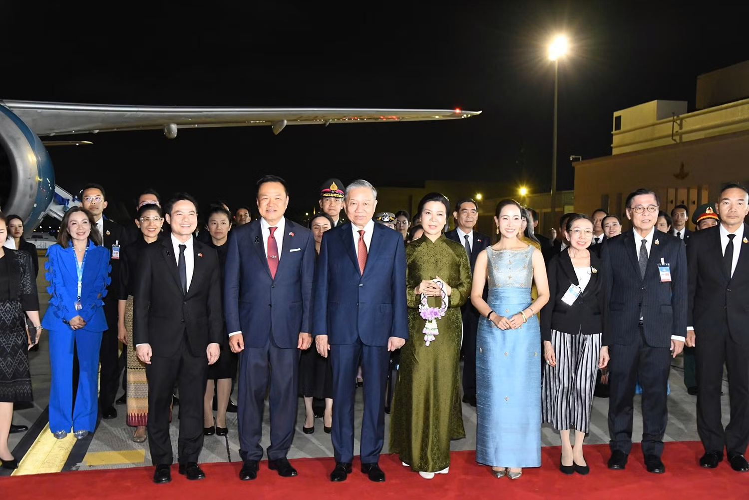 Thủ tướng Anutin Charnvirakul và Phu nhân cùng nhiều quan chức Chính phủ Hoàng gia Thái Lan ra sân bay quốc tế Don Mueng tiễn Tổng Bí thư, Chủ tịch nước Tô Lâm và Phu nhân.