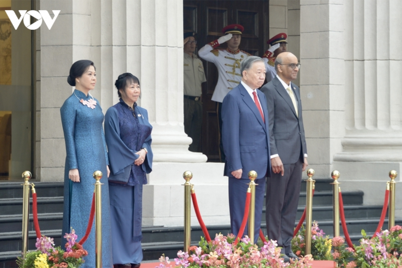 Sáng 29/5, tại Trụ sở Bộ Ngoại giao Singapore, Tổng thống Singapore và Phu nhân chủ trì lễ đón trọng thể Tổng Bí thư, Chủ tịch nước Tô Lâm cùng Phu nhân và đoàn đại biểu cấp cao nước ta.