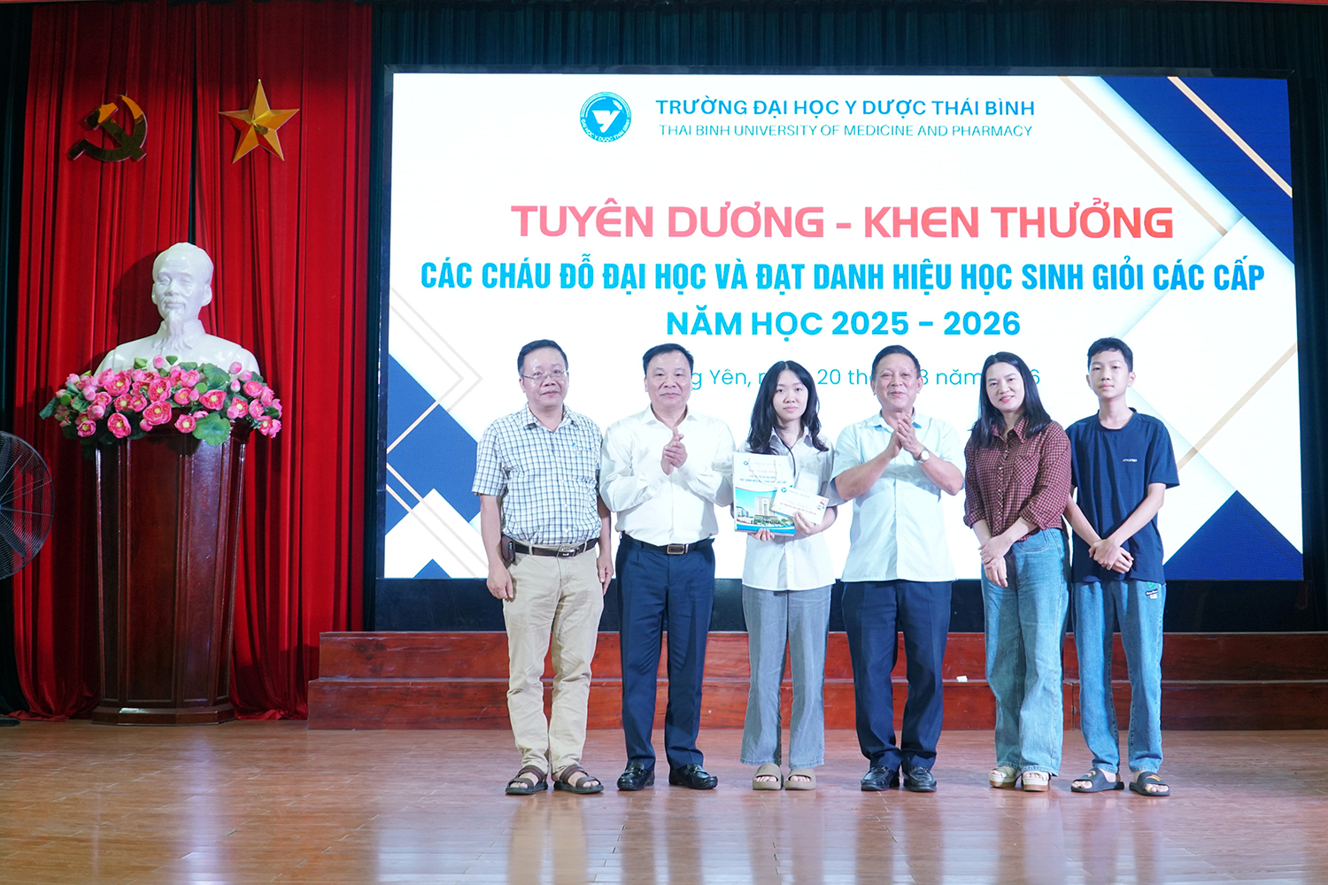 Gặp mặt khen thưởng các cháu đỗ đại học và đạt danh hiệu học sinh giỏi các cấp năm học 2025–2026