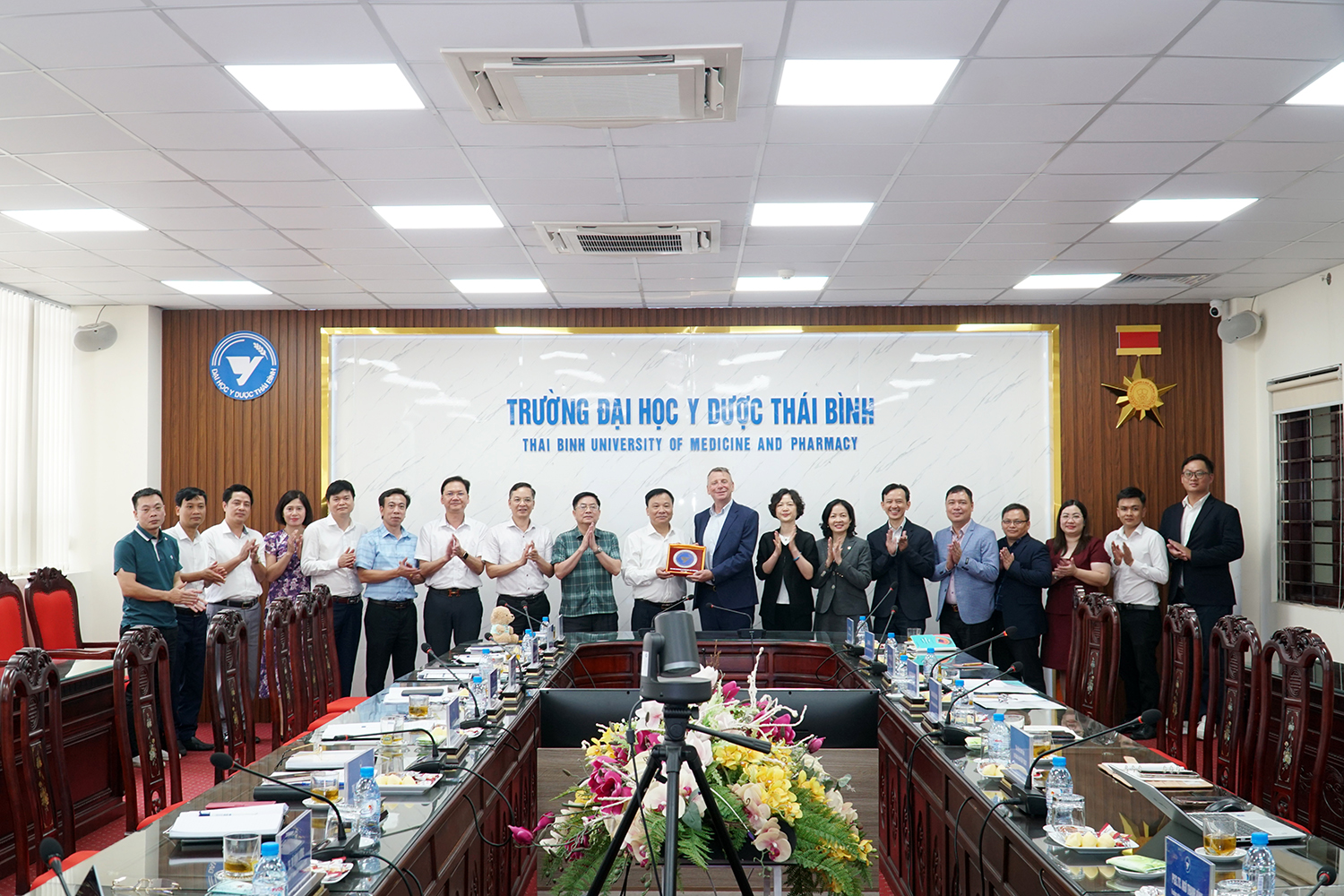 Trường Đại học Y Dược Thái Bình làm việc với đoàn công tác cấp cao của Cambridge University Press and Assessment và Công ty REAP - VN247