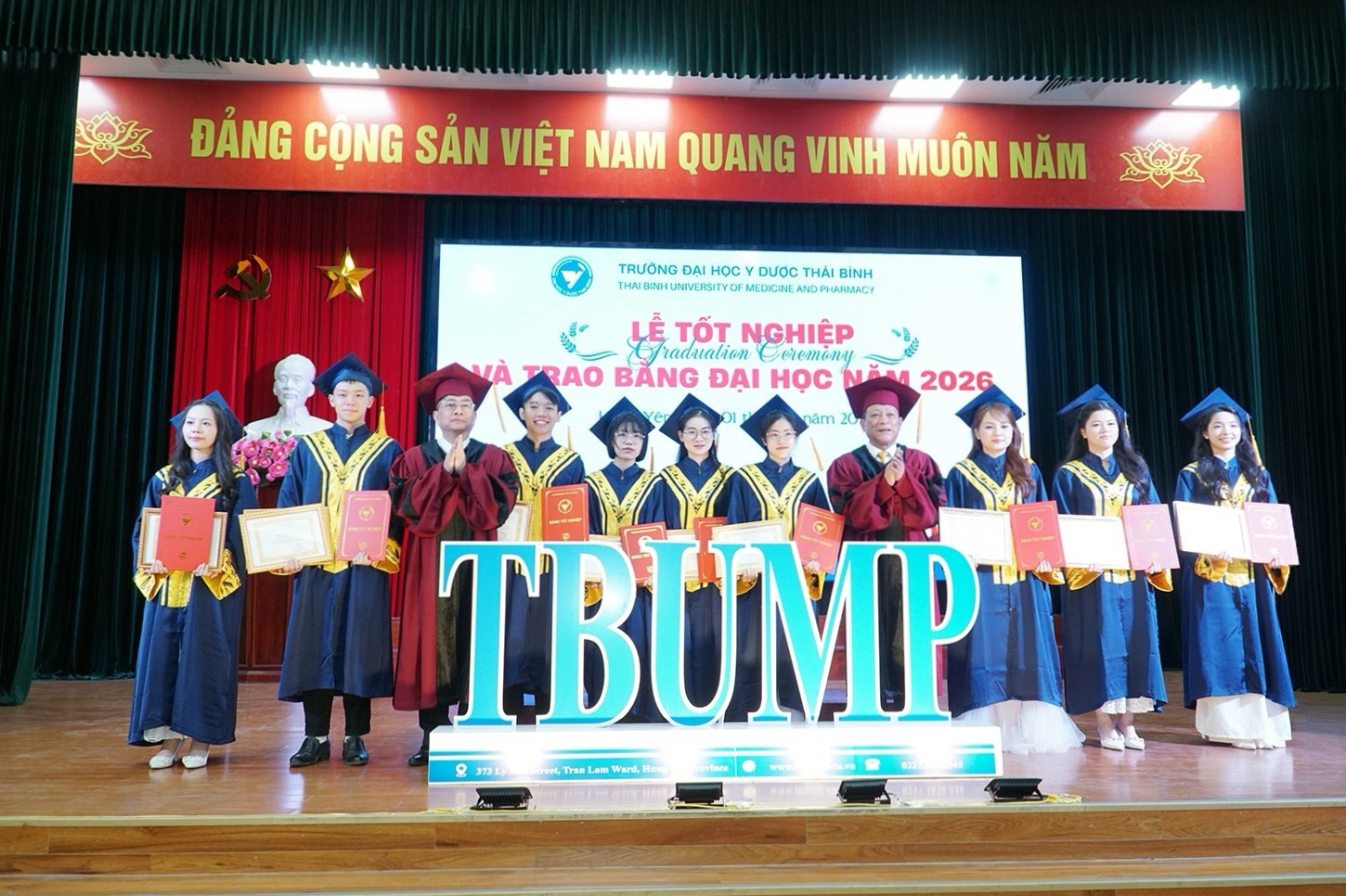 PGS.TS Nguyễn Quốc Tiến - Bí thư Đảng ủy và PGS.TS Nguyễn Thanh Bình - Phó Hiệu trưởng Nhà trường trao bằng, tặng thưởng các sinh viên tốt nghiệp hạng Xuất sắc và các sinh viên tốt nghiệp thủ khoa.